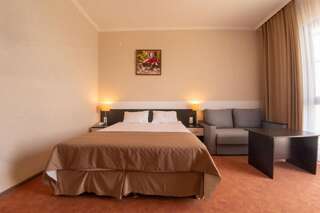 Гостиница Golden Hills Hotel Новомихайловский Двухместный номер с 1 кроватью или 2 отдельными кроватями и видом на море-2